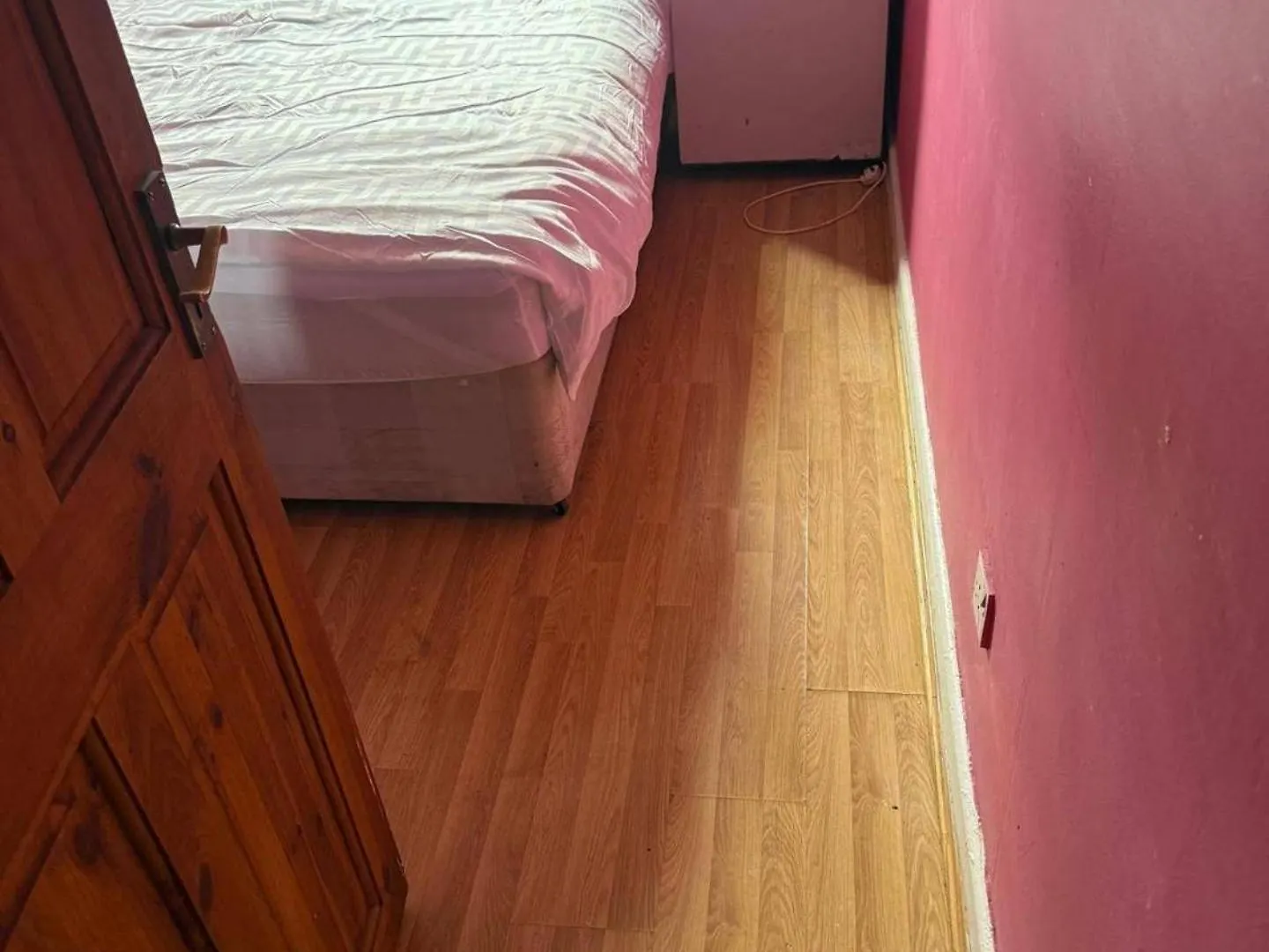 Apartment 6 Guests - 3 Bedrooms - Close to London Center